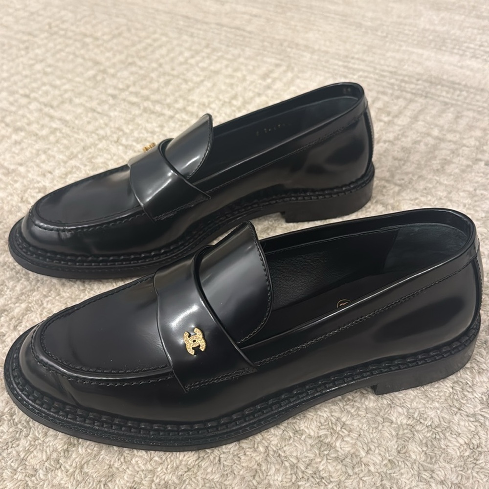CHANEL Women's Interlocking CC Logo Loafers in black - Picture 2 of 8